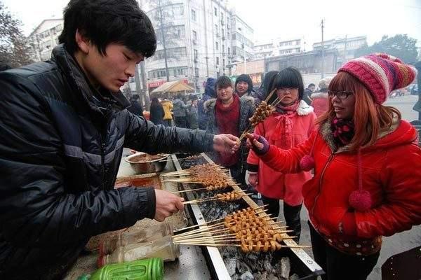 路边摊的最新风貌，城市生活的独特魅力与活力源泉