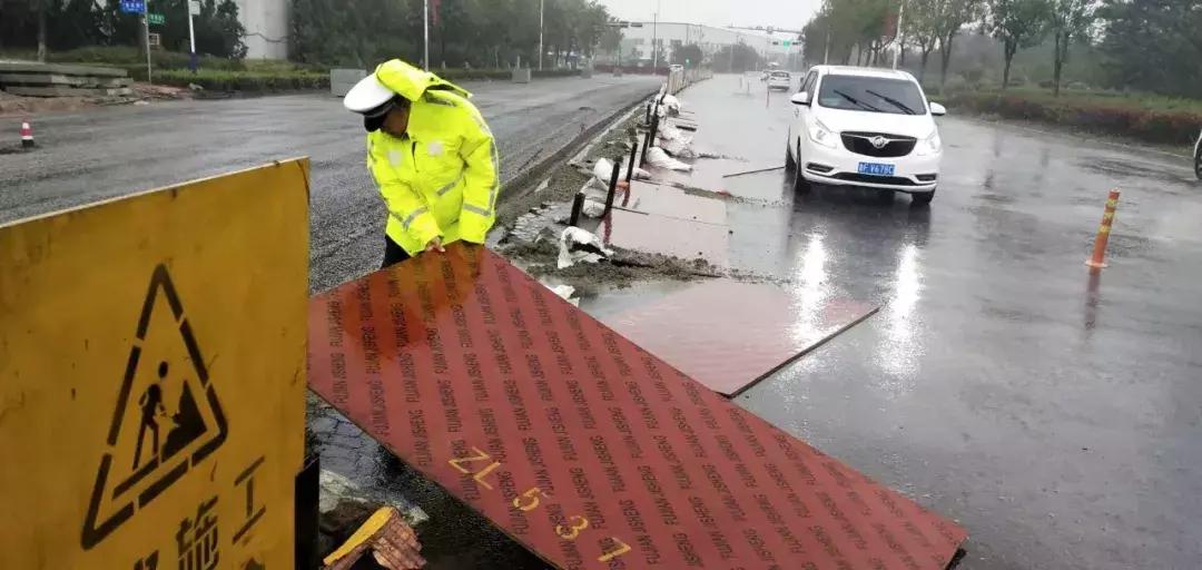 最新暴雨预警消息，如何应对暴雨天气的挑战