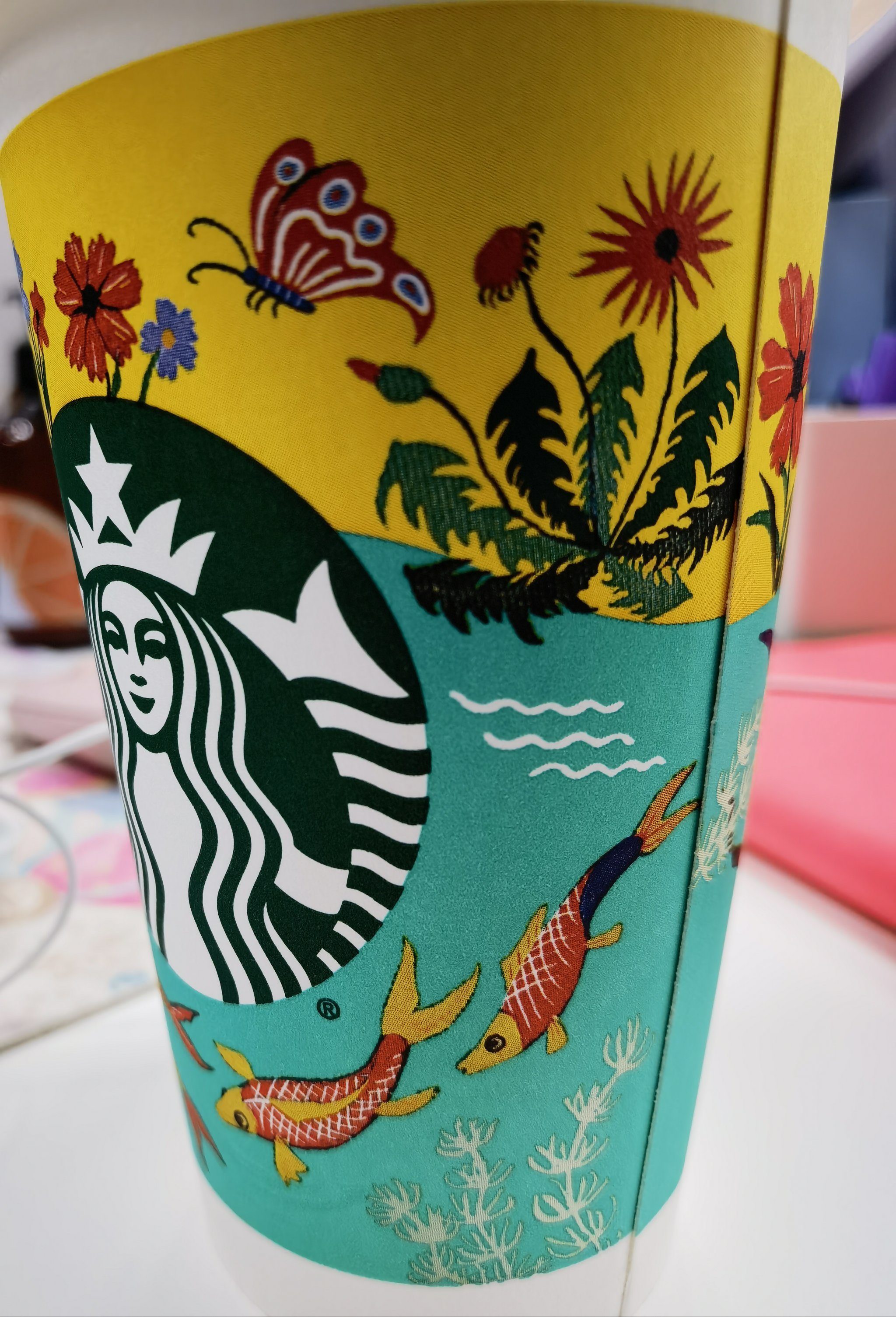 星巴克最新限定杯子，时尚与环保的完美结合